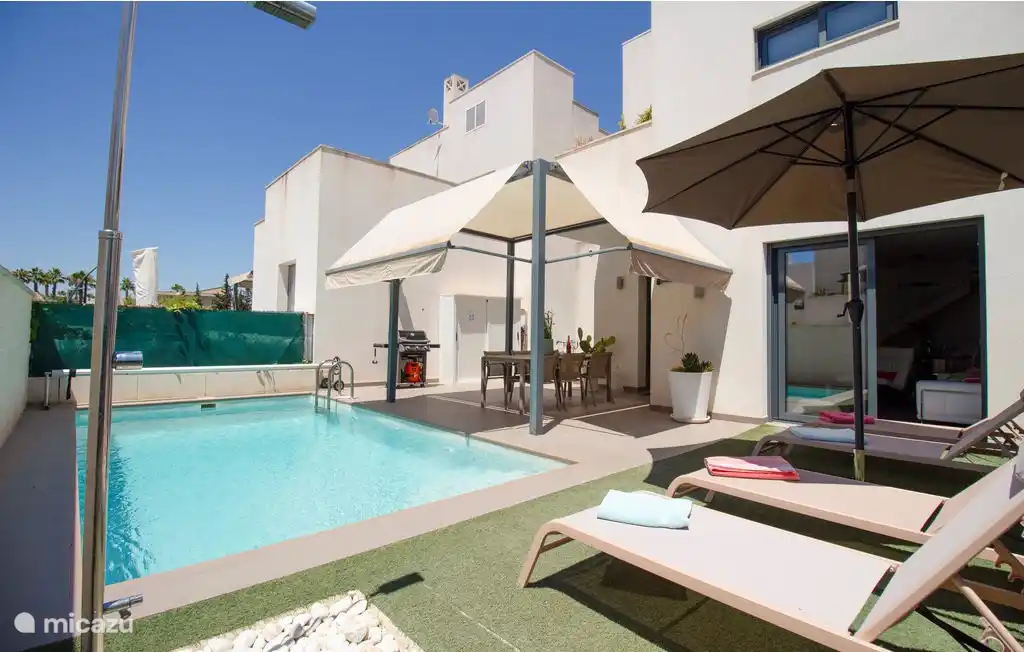 Privézwembad met terras en parasols