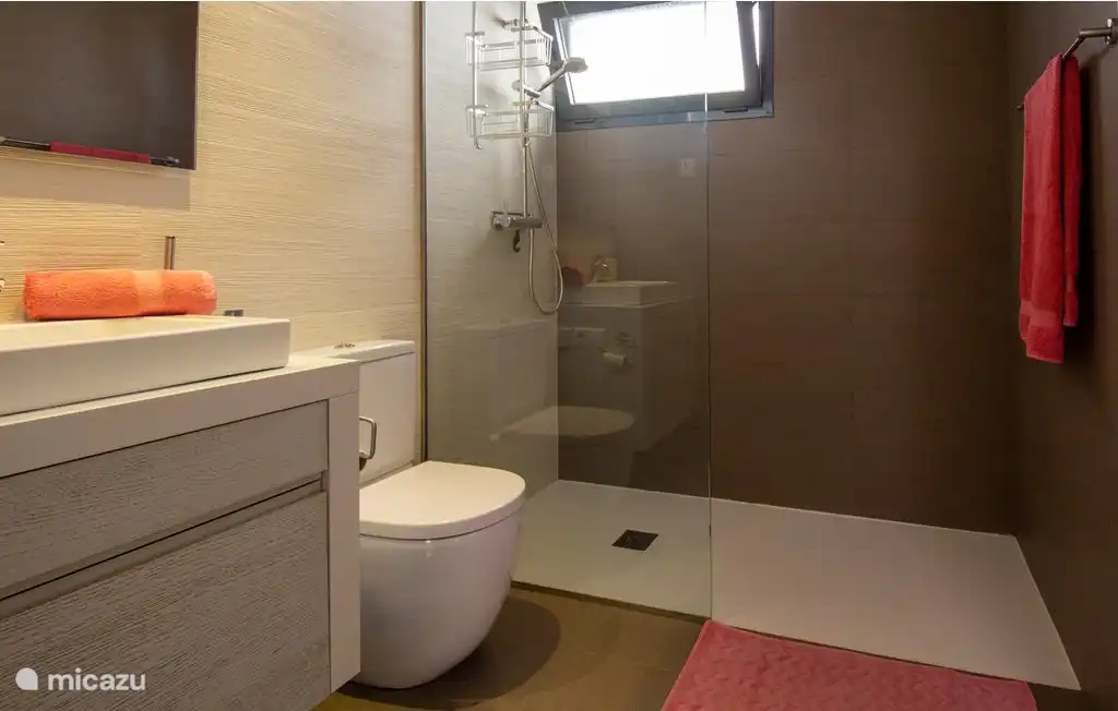 Een van de twee badkamers met inloopdouche
