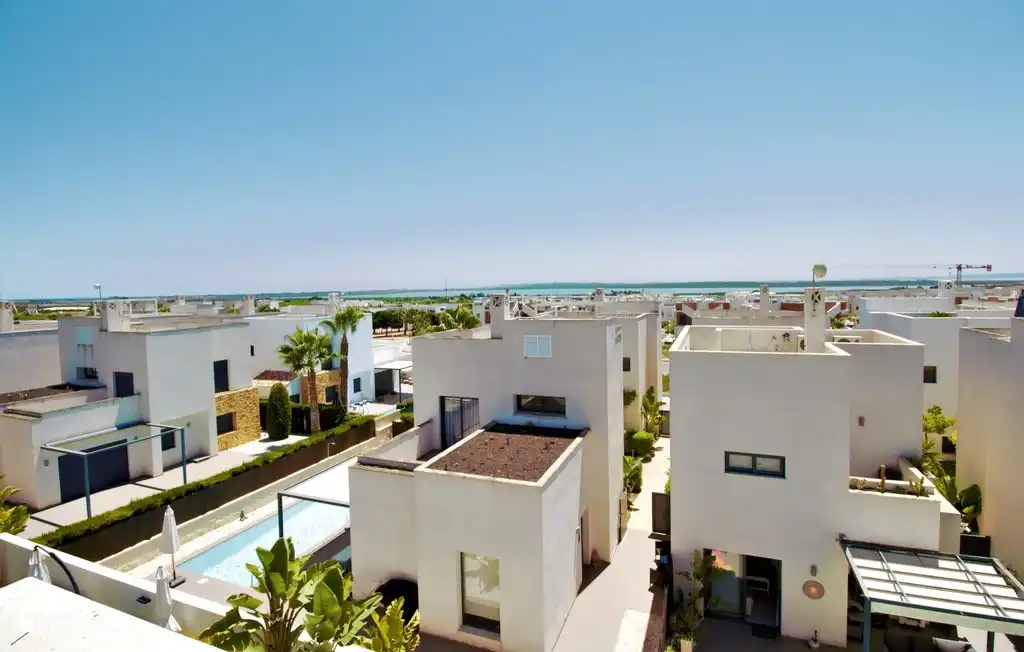 Panoramisch zicht op de zoutmeren en de zee vanaf het dakterras