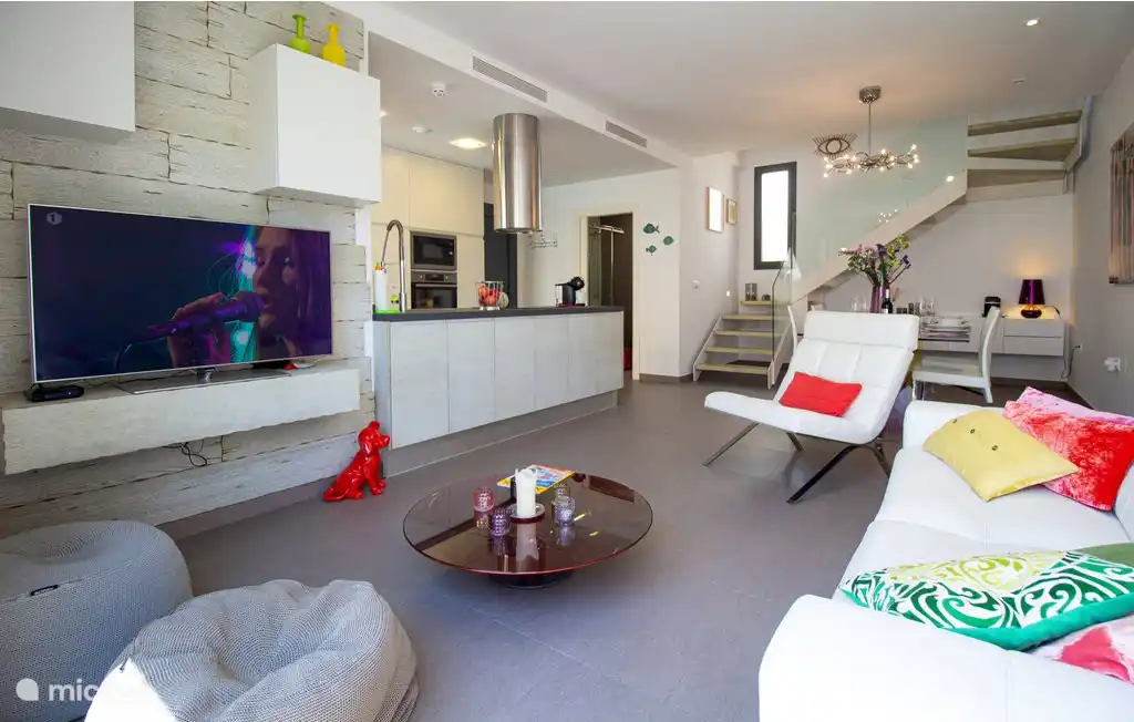 Open leefruimte met tv